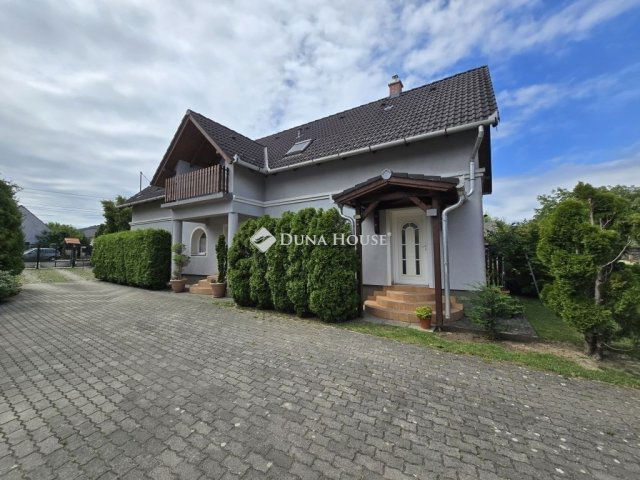 Eladó családi ház, Bándon 129.9 M Ft, 5 szobás