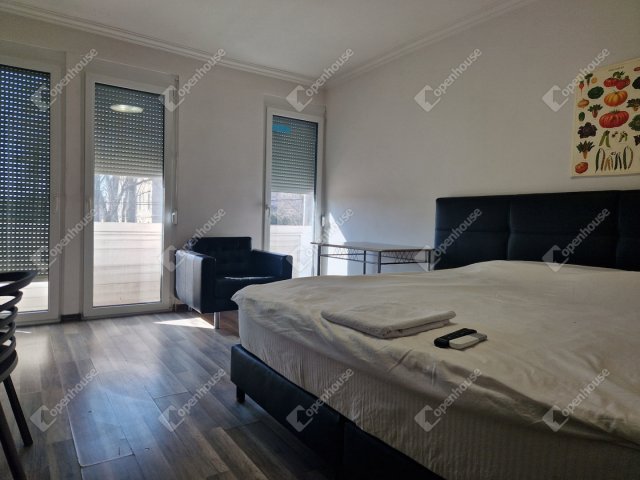 Eladó hotel, Komáromban 693 M Ft, 28 szobás