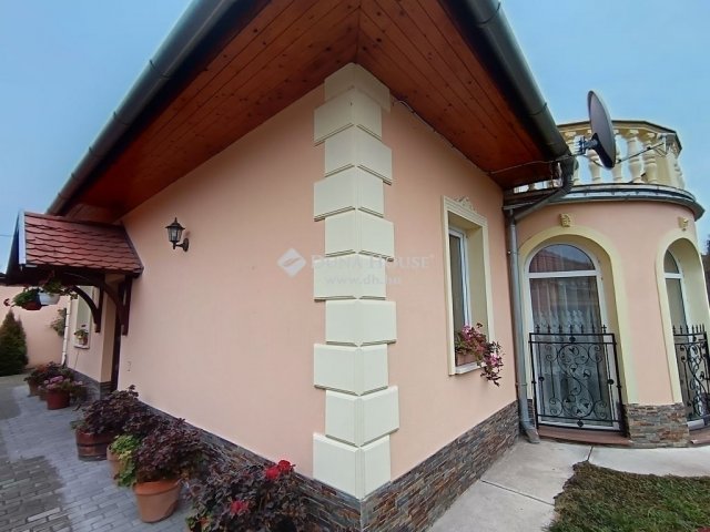 Eladó családi ház, Szegeden 92 M Ft, 5 szobás