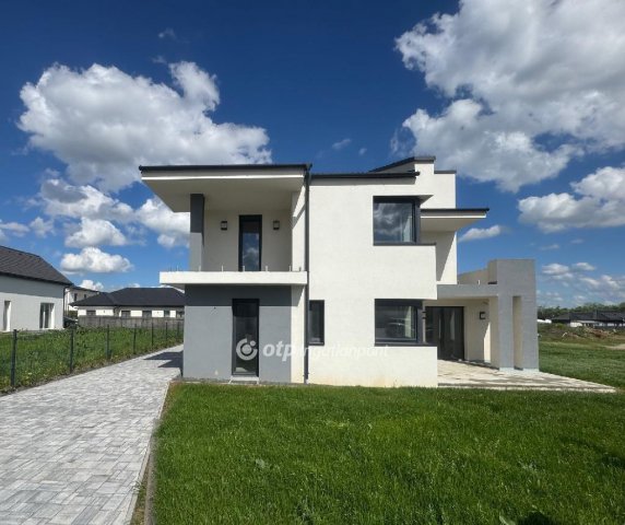 Eladó sorház, Velencén 205 M Ft, 5 szobás / költözzbe.hu