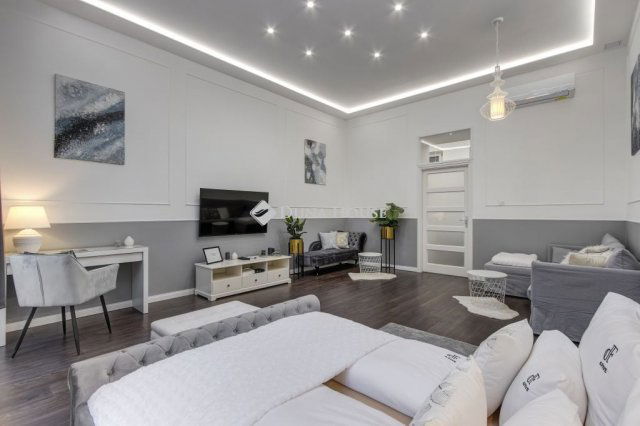 Eladó téglalakás, Budapesten, V. kerületben, Semmelweis utcában