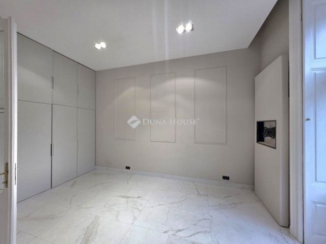 Eladó téglalakás, Budapesten, VI. kerületben 450 M Ft, 2 szobás