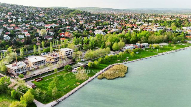 Eladó téglalakás, Balatonalmádiban 99.584 M Ft, 2 szobás