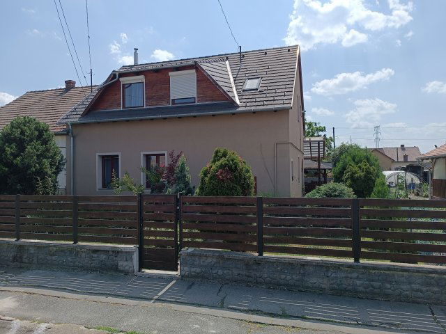 Eladó családi ház, Ajkán 71.9 M Ft, 4 szobás
