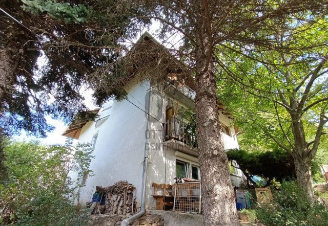 Eladó családi ház, Budapesten, III. kerületben 270 M Ft