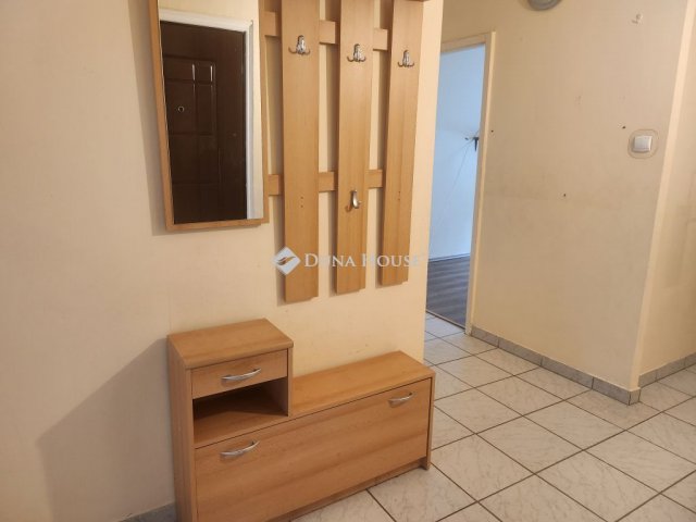 Eladó panellakás, Veszprémben 42.5 M Ft, 2 szobás