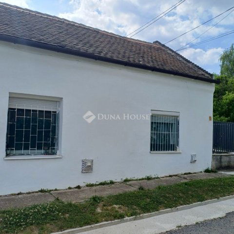 Eladó családi ház, Pécsett 24.99 M Ft, 4 szobás