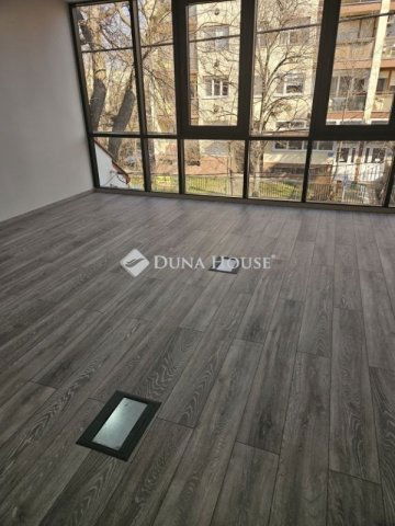 Eladó téglalakás, Debrecenben 459 M Ft, 8 szobás