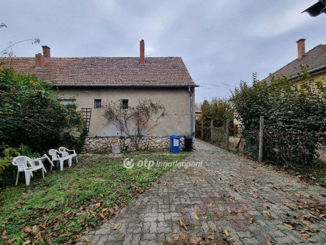 Eladó családi ház, Pápán 42.5 M Ft, 2+1 szobás