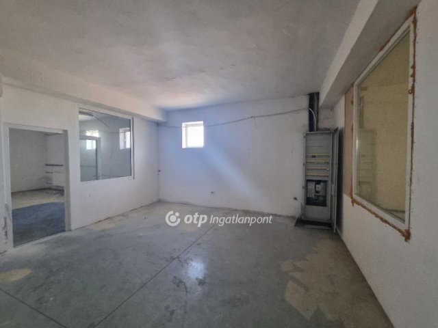 Eladó ipari ingatlan, Gyarmaton 250 M Ft / költözzbe.hu