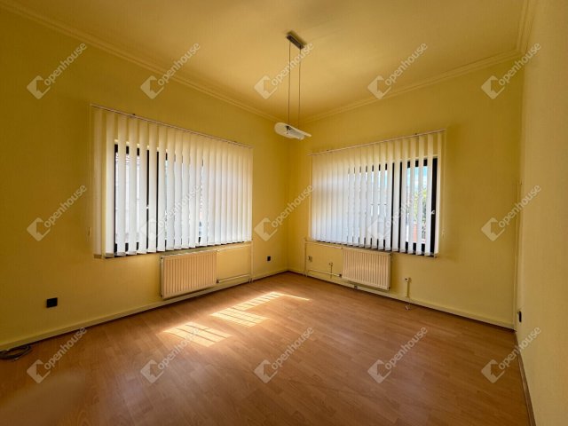 Eladó iroda, Szombathelyen 121.2 M Ft, 11 szobás