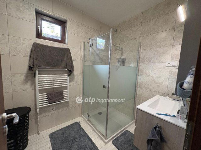 Eladó családi ház, Gombán 199.9 M Ft, 4 szobás