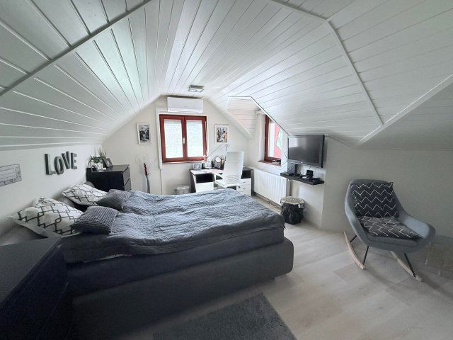 Eladó családi ház, Pécsett 199.9 M Ft, 8 szobás