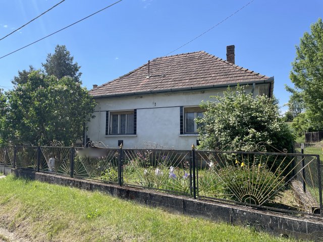 Eladó családi ház, Szentén 18.5 M Ft, 4 szobás