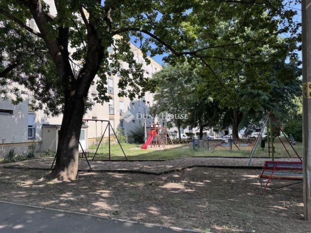 Eladó panellakás, Pécsett 49.99 M Ft, 3 szobás