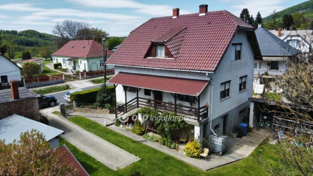 Eladó családi ház, Pénzesgyőrön 83.9 M Ft, 5+1 szobás
