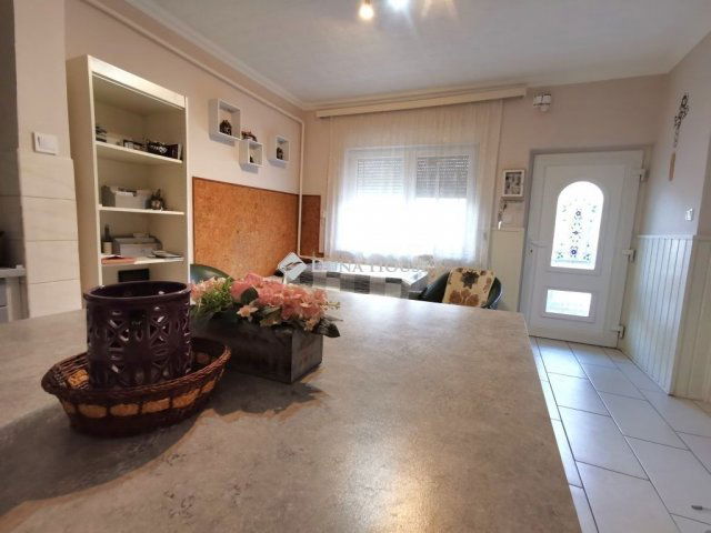 Eladó családi ház, Esztergomban 62.8 M Ft, 3 szobás