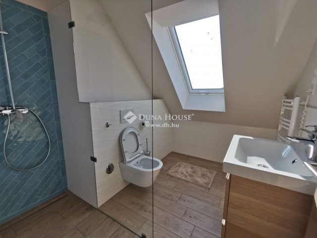 Eladó családi ház, Velencén 450 M Ft, 10 szobás