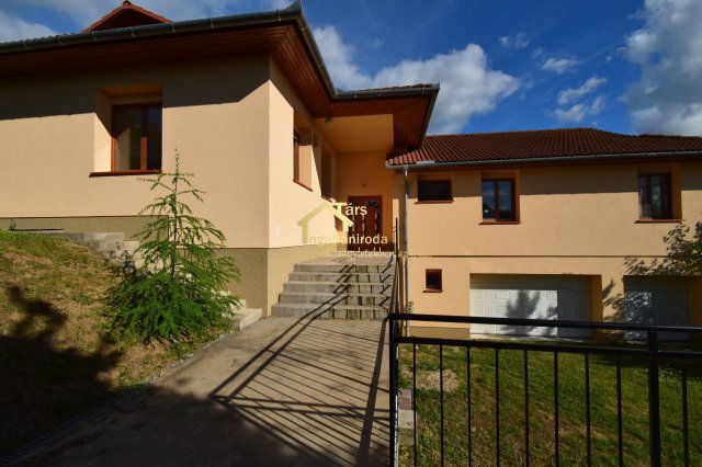 Eladó családi ház, Telkin 199 M Ft, 7+2 szobás