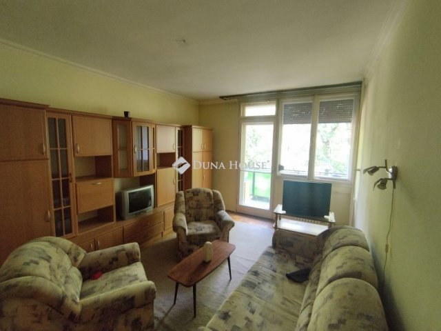 Eladó téglalakás, Tatabányán, Komáromi utcában 29.99 M Ft