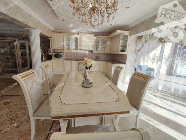 Eladó családi ház, Szolnokon 207.99 M Ft, 7 szobás