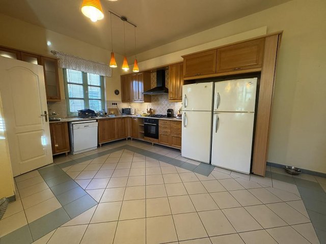 Eladó családi ház, Dunakeszin 185 M Ft, 7 szobás