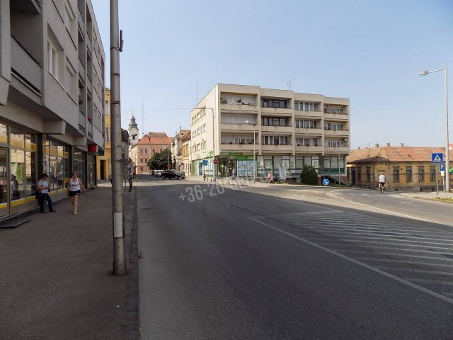 Kiadó üzlethelyiség, Pápán, Fő utcában 100 E Ft / hó
