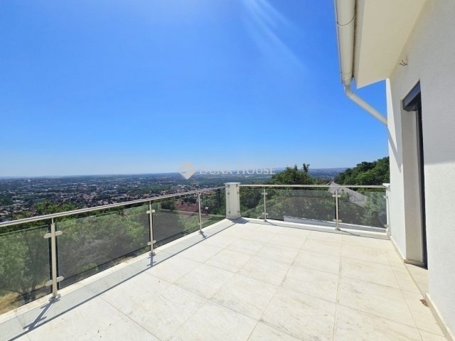 Eladó ikerház, Pécsett 134.9 M Ft, 4 szobás