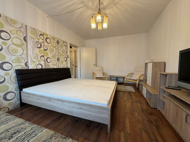 Kiadó panellakás, albérlet, Pécsett, Megyeri téren, 1+1 szobás