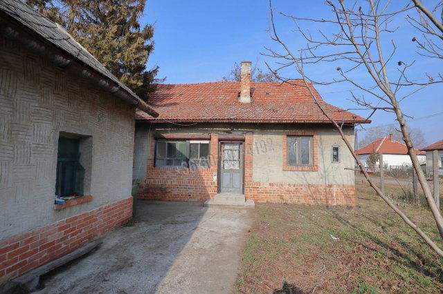 Eladó családi ház, Bakson 5.5 M Ft, 3 szobás