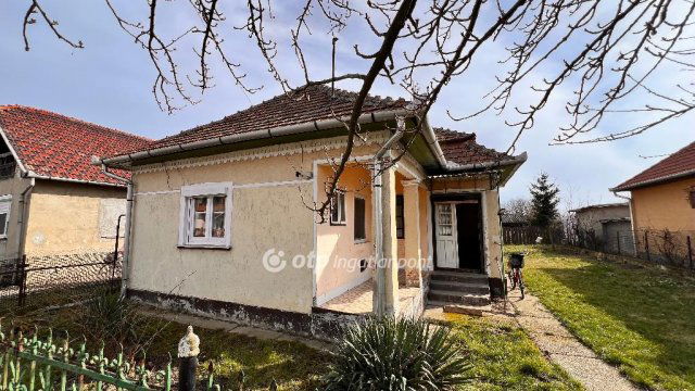 Eladó családi ház, Tiszakeszin 9 M Ft, 2 szobás