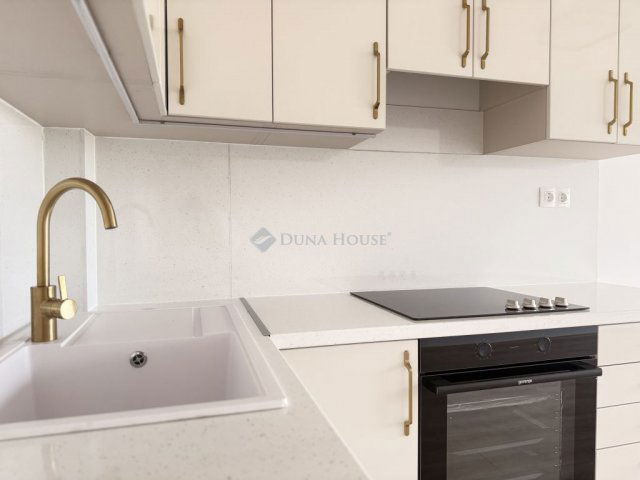 Eladó panellakás, Pécsett 64.9 M Ft, 3 szobás