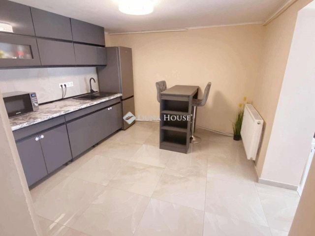 Eladó családi ház, Újszászon 17.5 M Ft, 2 szobás