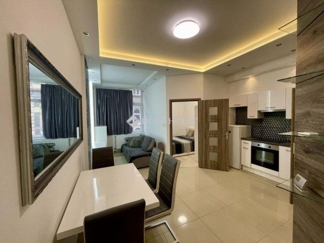 Eladó téglalakás, Budapesten, VI. kerületben 58.5 M Ft, 1 szobás