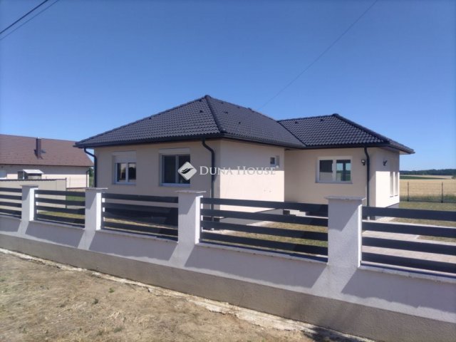 Eladó családi ház, Peresztegen 96.9 M Ft, 4 szobás