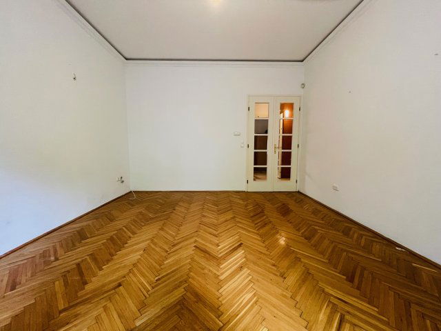 Eladó téglalakás, Budapesten, III. kerületben, Eső utcában