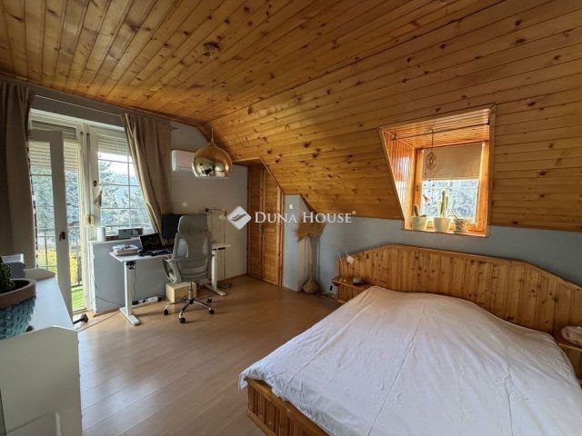 Eladó családi ház, Pécsett 179.9 M Ft, 8 szobás