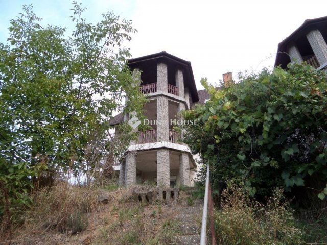 Eladó családi ház, Komlón 80 M Ft, 6 szobás