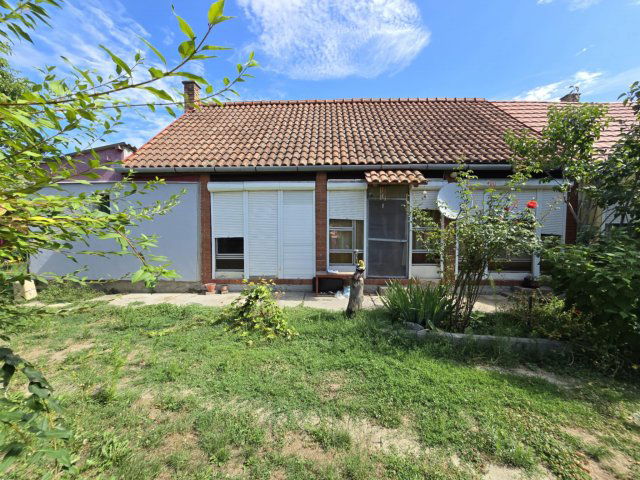 Eladó családi ház, Dombóváron 9.5 M Ft, 2 szobás