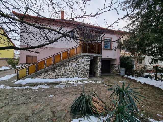 Eladó családi ház, Pápán 57 M Ft, 3+1 szobás