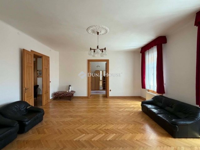Eladó családi ház, Pécsett 349 M Ft, 4 szobás
