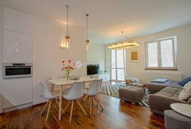 Eladó téglalakás, Budapesten, VI. kerületben 299 M Ft, 4 szobás