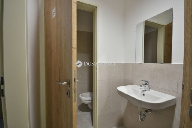 Kiadó ipari ingatlan, Alsónémediben 1700 E Ft / hó