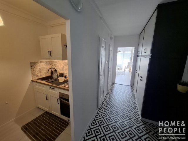 Eladó téglalakás, Szegeden 52.5 M Ft, 1 szobás