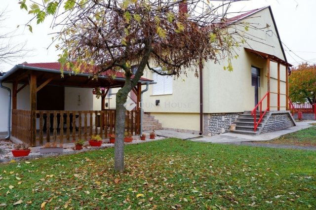 Eladó családi ház, Székesfehérvárott 83 M Ft, 4 szobás