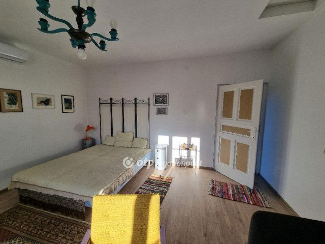 Eladó családi ház, Pápocon 26 M Ft, 2 szobás