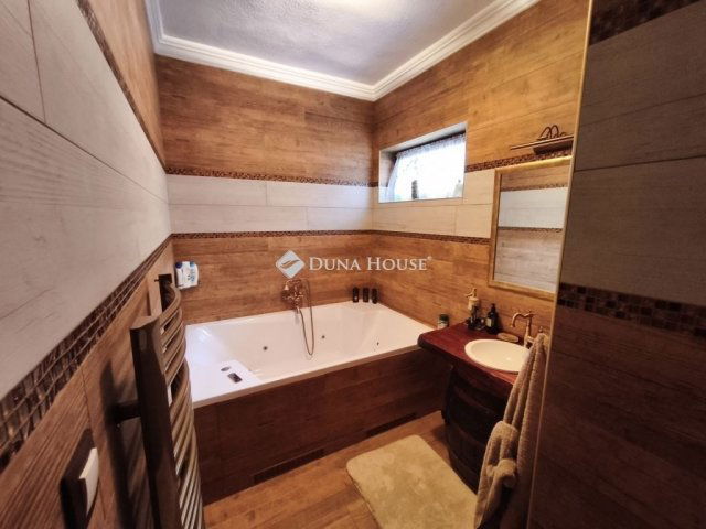 Eladó családi ház, Pilisszentivánon 275.48 M Ft, 7 szobás