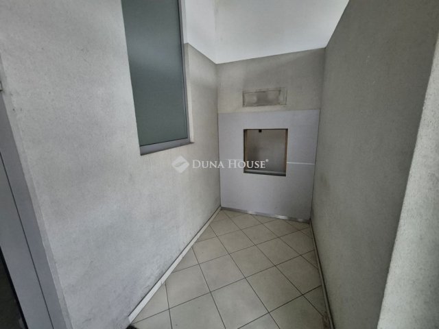 Kiadó üzlethelyiség, Tatabányán, Fő téren 1327 E Ft / hó