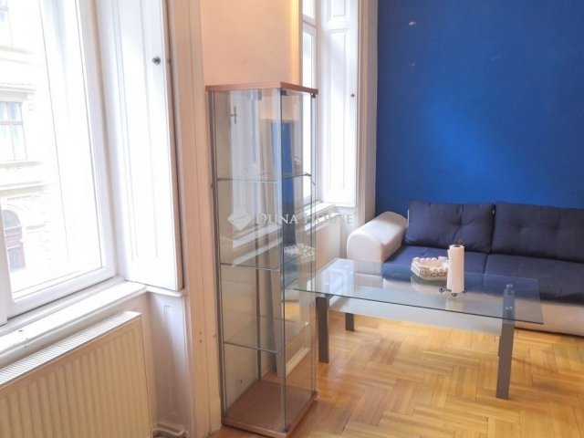 Eladó téglalakás, Budapesten, V. kerületben 109.9 M Ft, 1 szobás