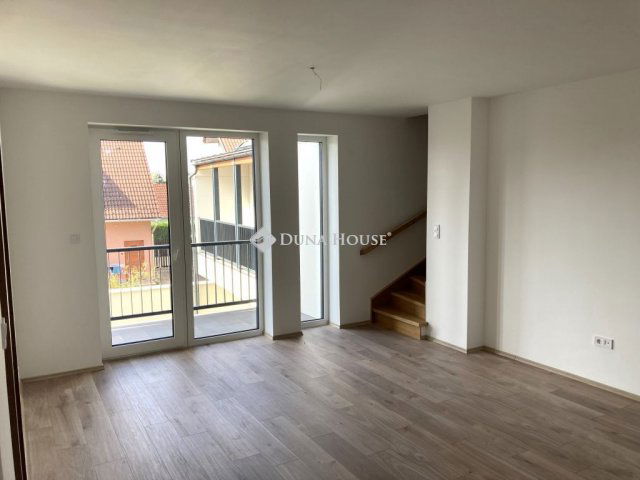 Eladó téglalakás, Esztergomban 94.4 M Ft, 4 szobás
